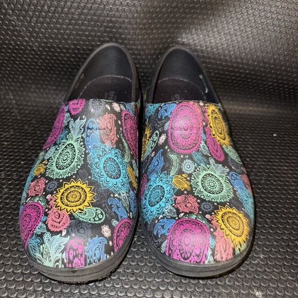 Crocs Dual Comfort Neria Pro II Paisley Print Non Slip Women’s Nurse Clogs Sz 10 - Picture 2 of 7